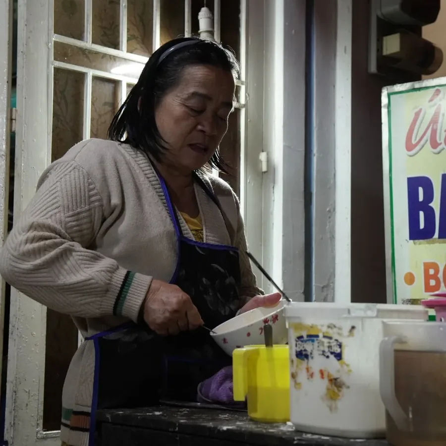 Bàn nướng đông khách tại Hùng Vỹ Quán